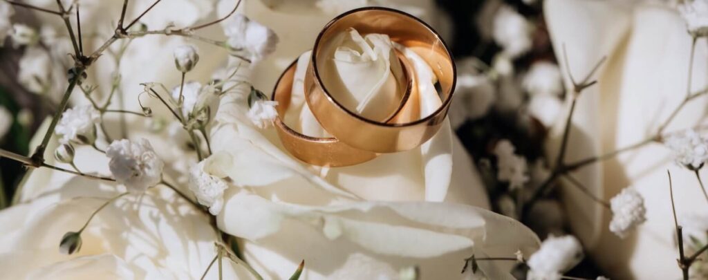 golden-wedding-rings-white-rose-from-wedding-bouquet-2 copie